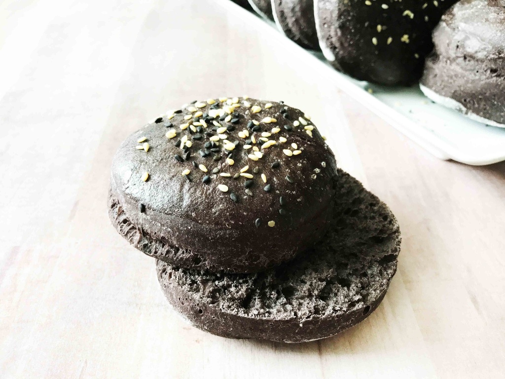 107-Magnifique Black Burger Bun 30 pieces